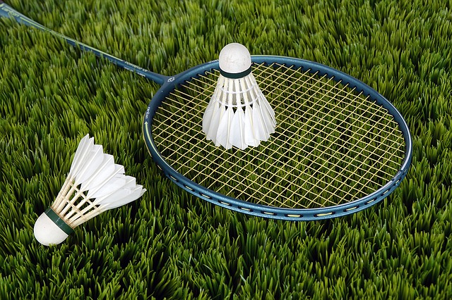 badmintonové košíčky a raketa